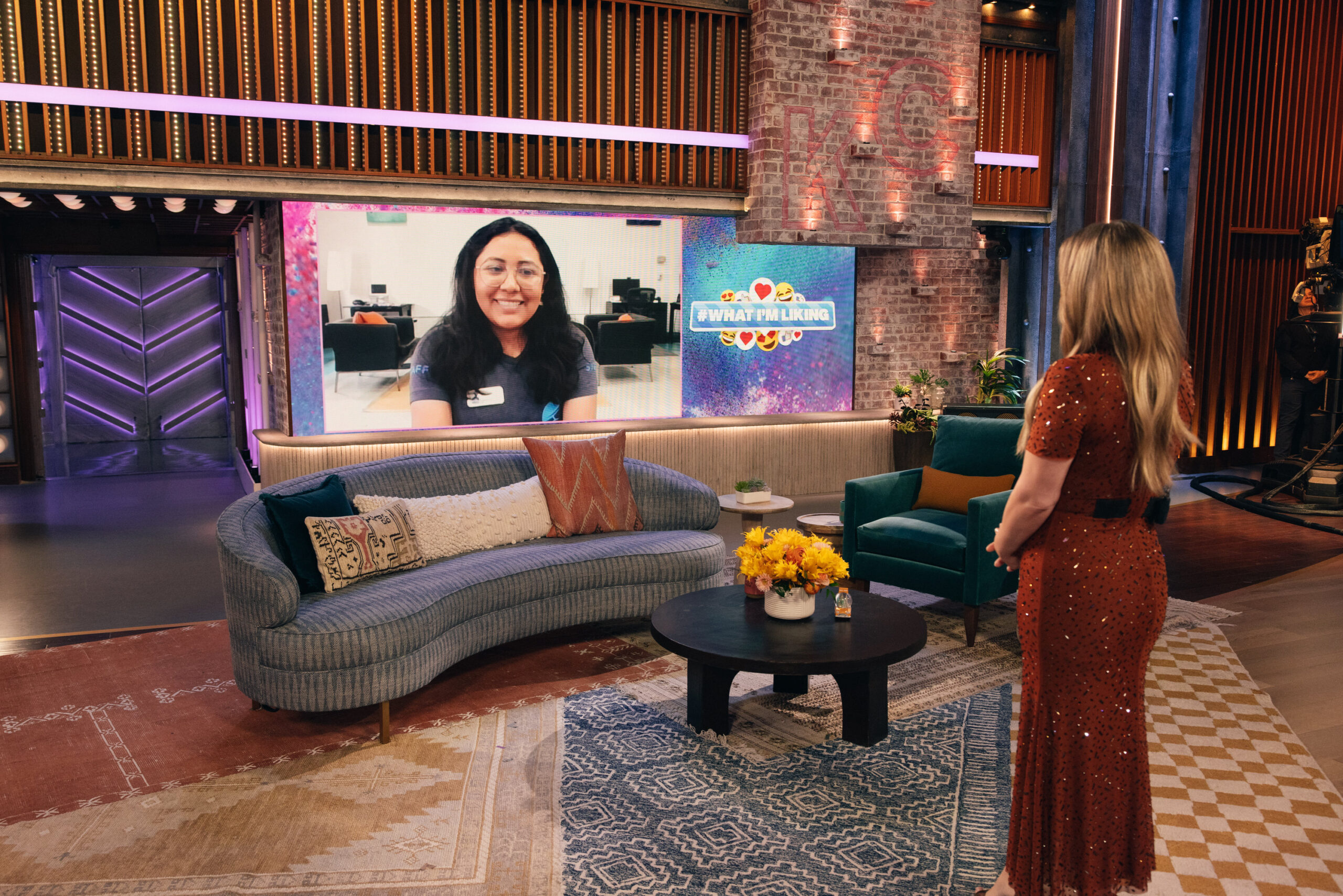 Jennifer Martines chats with Kelly Clarkson on the "What I'm Liking" segment of her show.